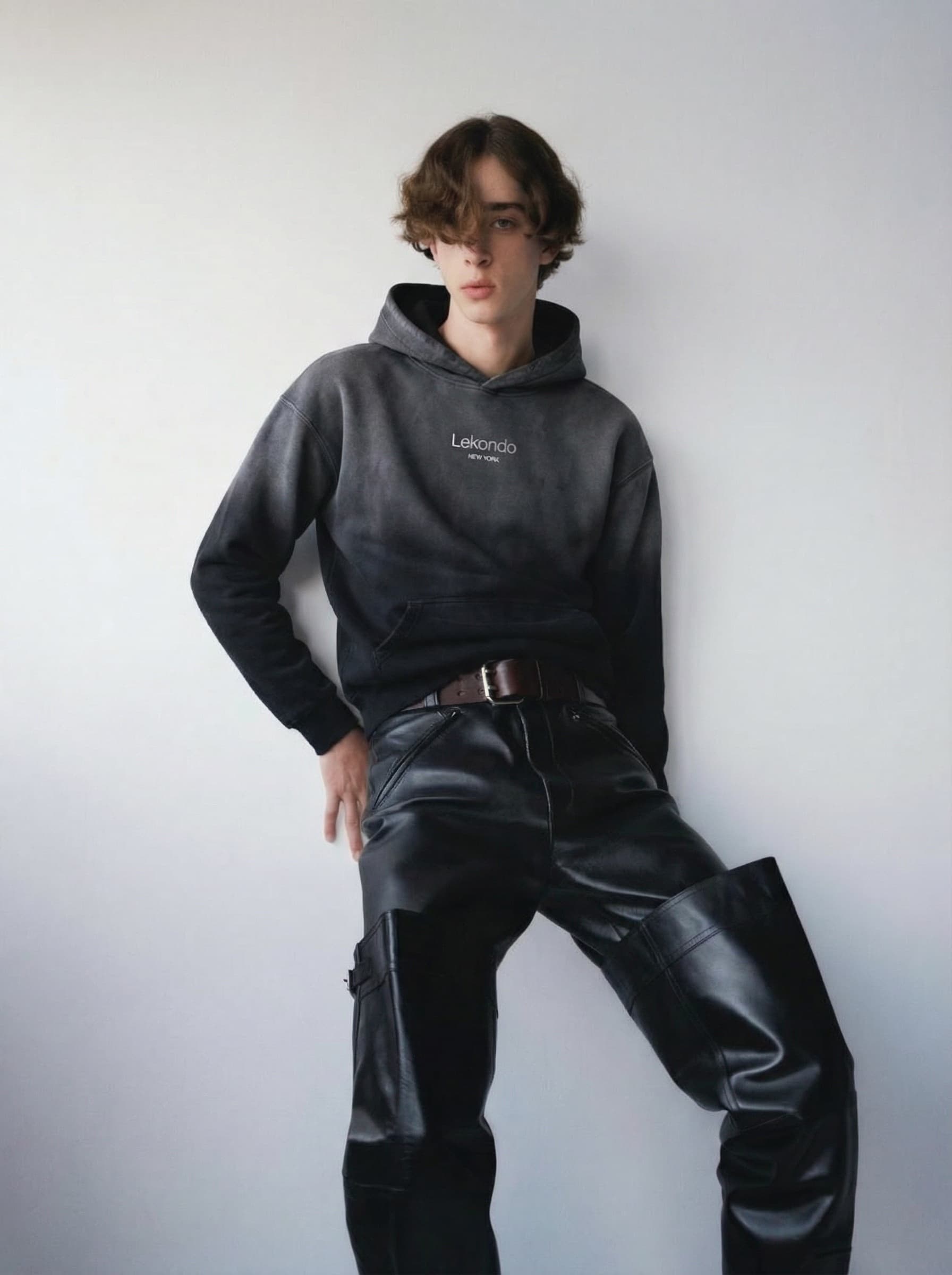 Mannequin portant le hoodie devant un mur blanc